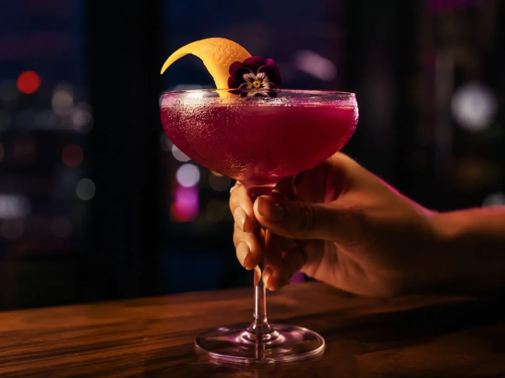 Coctelería de autor en tonos magenta