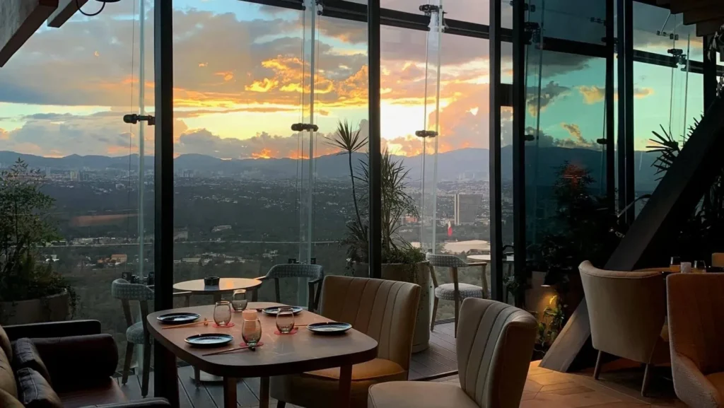 Terraza de Ling Ling México con la ciudad al atardecer